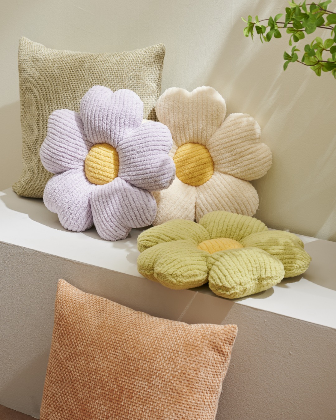Coussins en forme de fleurs sur une banquette