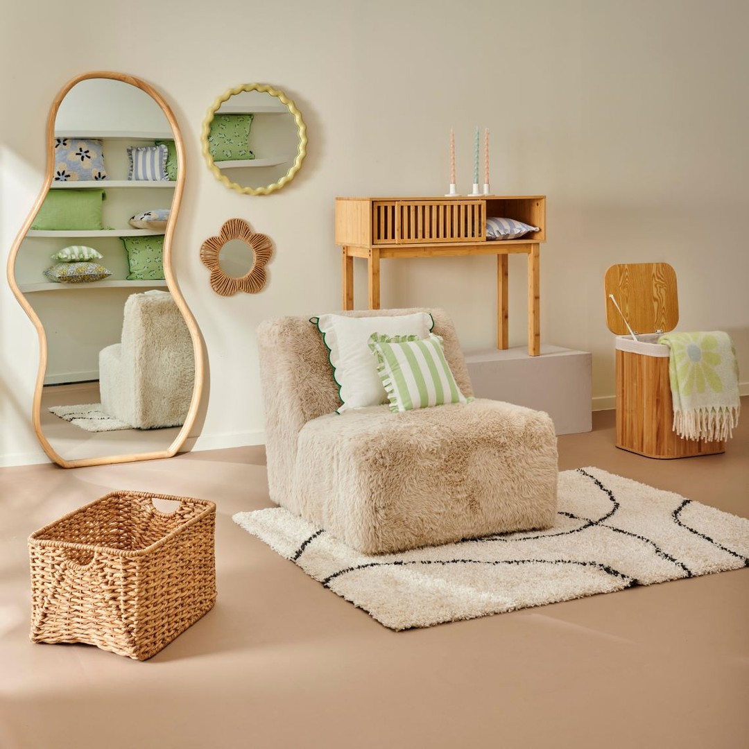 Salon avec fauteuil bouclette et console en bambou