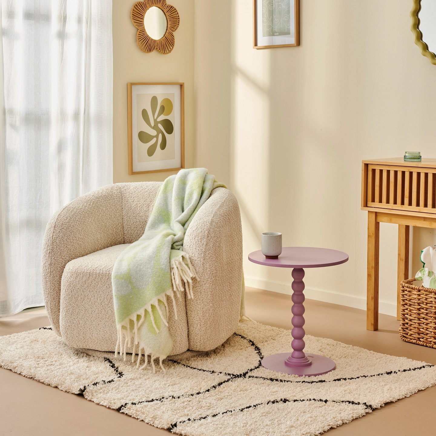 Fauteuil bouclette et plaid dans un salon lumineux