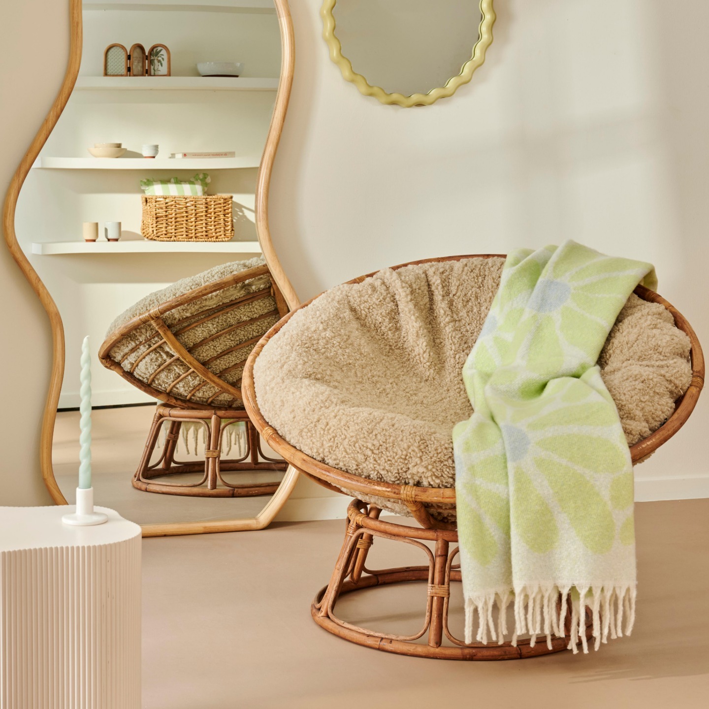 Fauteuil papasan en rotin avec un plaid