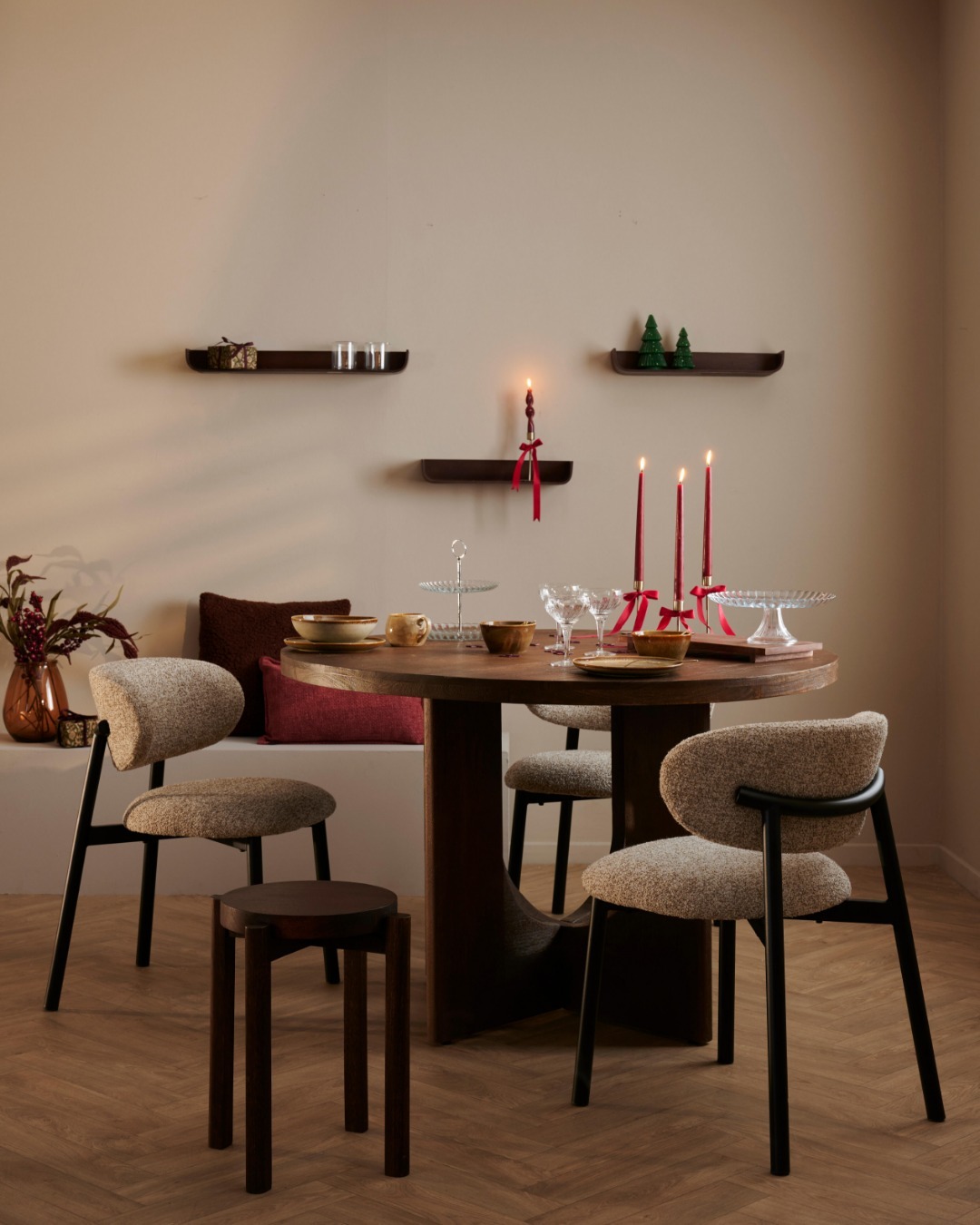 Table à manger dressée avec chaises bouclette